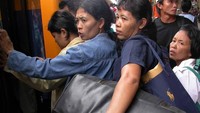 Pemandangan mudik pada 2007 di Pasar Senen. Para perempuan adu badan dengan para pria agar bisa masuk ke gerbong kereta kelas ekonomi.
