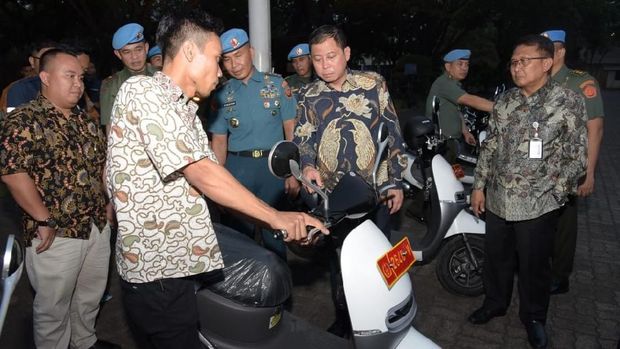 Tim teknis Viar mengenalkan motor listrik ke Paspampres