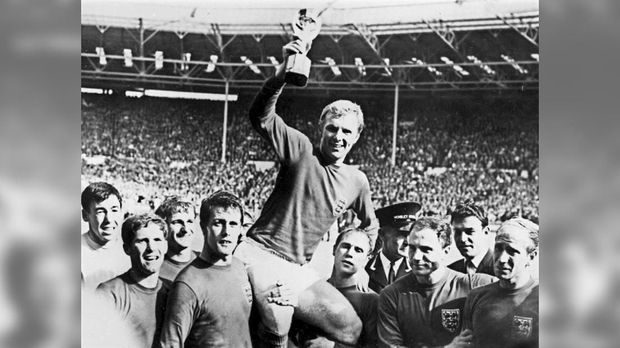 Gordon Banks (kiri) menjadi juara dunia bersama timnas Inggris pada 1966.