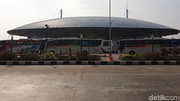 H-4 Lebaran, Terminal Pulo Gebang Ramai Pemudik