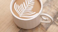 Ada secangkir latte hangat, yang terbuat dari kertas berwarna cokelat dan putih. Mirip seperti latte asli, ya? Foto: Instagram @littlerayofsunflower