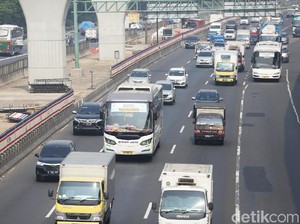Contraflow di Tol Cikampek Kini Diberlakukan dari Karawang Timur