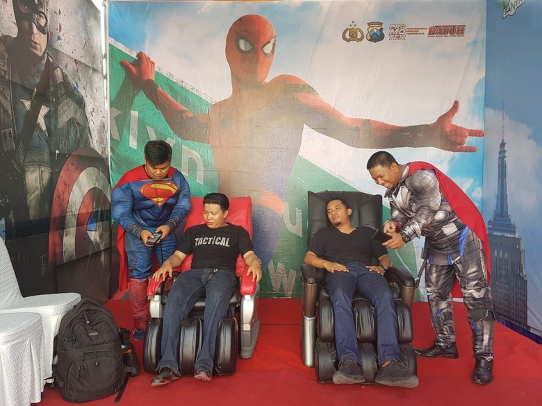 Di Gresik, Pemudik Bisa Pijat Bareng Thor dan Superman Di Gresik, Pemudik Bisa Pijat Bareng Thor dan Superman