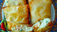 @sitimafula5490 nggak mau ketinggalan bikin martabak tahu. Buatannya lebih istimewa karena ditambahkan udang. Duh, makin enak dimakan pakai cabe rawit! Foto: Instagram