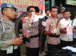 Polisi Tangkap Peserta SOTR di Tamansari, 7 Senjata Tajam Disita