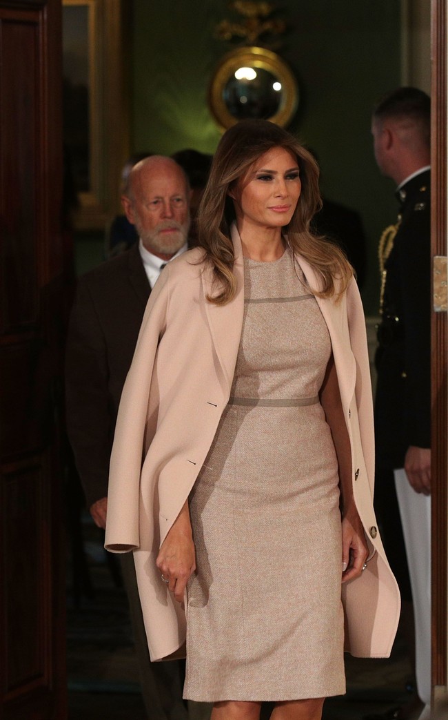 Melania trump memilih busana warna pastel untuk menghadiri acara kenegaraan. Tampilan dress jauh lebih stylish ketika Melania memakai coat di bahunya. Foto: Dok. Getty Images