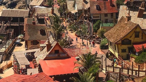 Uniknya, usai syuting film Popeye, seting film tersebut tidak dihancurkan atau ditinggalkan. Penghuni pulau melihat sisa dari seting film tersebut dan merubahnya menjadi taman rekreasi. (francois_dcr/Instagram) Uniknya, usai syuting film Popeye, seting film tersebut tidak dihancurkan atau ditinggalkan. Penghuni pulau melihat sisa dari seting film tersebut dan merubahnya menjadi taman rekreasi. (francois_dcr/Instagram)