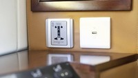 Ada juga fasilitas locker box dengan cermin dan USB power charger untuk smartphone, headset port 3.5 mm untuk audio. Foto: Dok. KAI.
