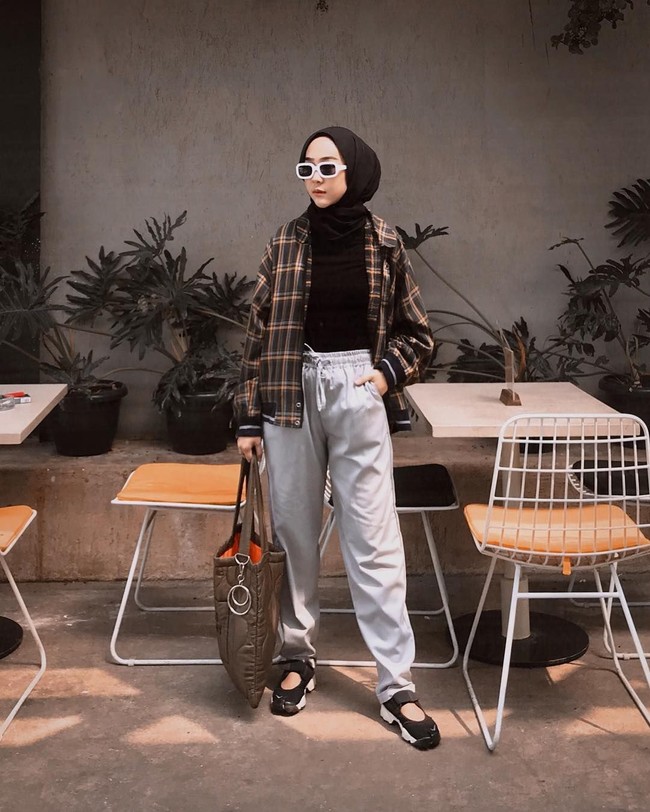 Selain track pants, celana jogger juga jadi salah satu celana yang nyaman dipakai saat perjalanan. Padukan dengan T-shirt dan jaket, untuk menambah kesan kasual. Foto: Instagram Intan Khasanah