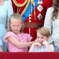 Lucunya, Savannah yang ekspresif itu menutup mulut Pangeran George agar tidak berisik saat berada di balkon, dan disaksikan ribuan warga di sana. Foto: Dok. Getty Images