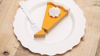 Sepotong pie lemon dengan whipped cream ini, terbuat dari potongan kertas yang dibentuk kotak, hingga menyerupai seperti potongan pie. Foto: Instagram @littlerayofsunflower