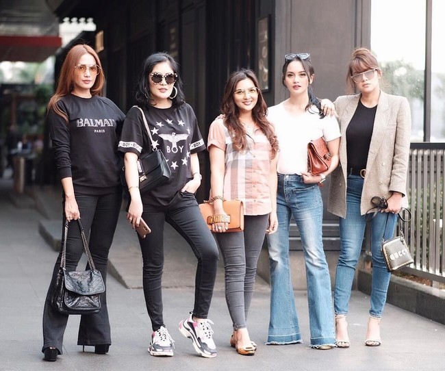 Ririn Ekawati bergaya casual bersama para sahabat dekatnya yang juga selebriti yaitu Ashanty, Olla Ramlan, Ussy Sulistiawaty, dan Nindy. Foto: Instagram/ririnekawati