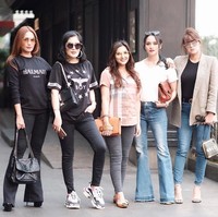 Ririn Ekawati bergaya casual bersama para sahabat dekatnya yang juga selebriti yaitu Ashanty, Olla Ramlan, Ussy Sulistiawaty, dan Nindy. Foto: Instagram/ririnekawati