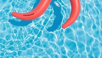 Wah, pool float bentuk cabe ternyata tak kalah menggemaskan. Mau? Foto: Kathryn Wirsing