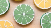 Irisan jeruk lemon ini sekilas terlihat mirip dengan aslinya. Tapi jika diperhatikan lebih dalam, irisan jeruk ini terbuat dari kertas warna-warni. Foto: Instagram @littlerayofsunflower