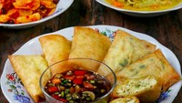 Martabak Mesir ala @dhilasina diklaim renyah di luar dan gurih di dalam. Kali ini ia memasangkannya dengan cocolan sambal kecap. Foto: Instagram