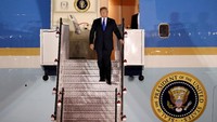 Presiden Amerika Serikat ke-45,Donald Trump tiba di Singapura menggunakan pesawat Kepresidenan AS di Paya Lebar Air Base, Singapura, Minggu malam (10/6/2018). Turut mendampingi dalam lawatan bersejarah tersebut yaitu Menlu Mike Pompeo, Penasihat Keamanan Nasional John Bolton, Kepala Staf Gedung Putih John Kelly, dan juru bicara Gedung Putih Sarah Sanders. Kim Kyung-Hoon/Reuters.