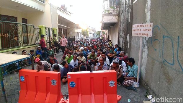 Demi Zakat Rp 150 Ribu, Ribuan Dhuafa Menyemut di Kediaman Pengusaha Travel