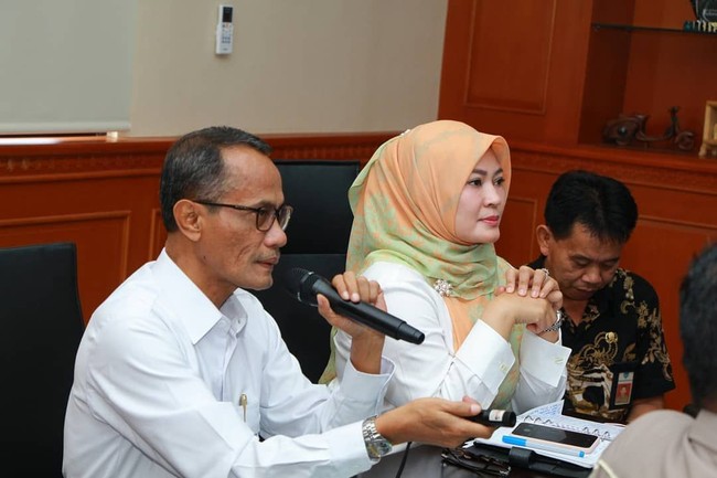 Ia terlihat memakai hijab motif ini di berbagai kesempatan, baik saat acara formal maupun informal. Saat menerima tamu dari Kementerian Pertanian, ia tampak modis dengan hijab motif bernuansa peach dan hijau. Foto: Instagram/Irnadimyati