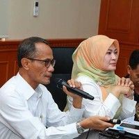 Ia terlihat memakai hijab motif ini di berbagai kesempatan, baik saat acara formal maupun informal. Saat menerima tamu dari Kementerian Pertanian, ia tampak modis dengan hijab motif bernuansa peach dan hijau. Foto: Instagram/Irnadimyati