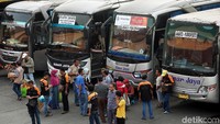 Beberapa pemudik menuju bis mereka untuk melanjutkan mudik ke kampung halaman.