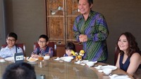 Menulis Camat Rempoa lg kasih kata sambutan, Gading yang mengenakan baju batik ini sepertinya sedang ingin menyantap makanan bersama dengan Gempita. Foto: Instagram @gadiiing