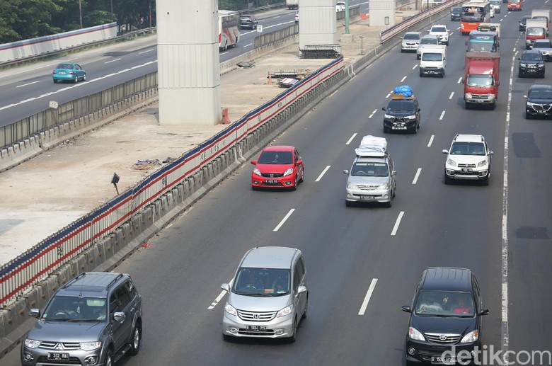 Tol Cikampek Tersendat di Km 38, Selebihnya Lancar Tol Cikampek Tersendat di Km 38, Selebihnya Lancar