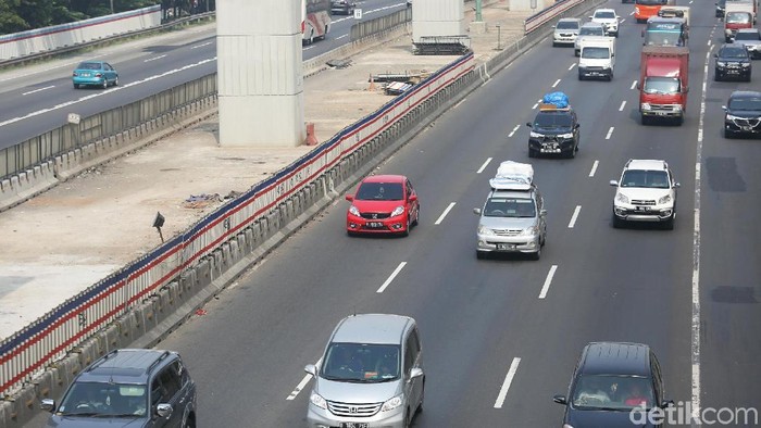 Jelang lebaran arus lalu lintas di Tol Jakarta Cikampek terpantau lancar. Terlihat sejumlah pemudik melintasi jalan tol Jakarta Cikampek pada Senin (11/6/2018).