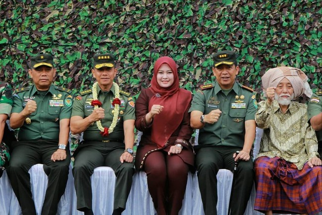 Menjabat sebagai bupati Pandeglang sejak tahun 2016, Irna Dimyati kerap tampil formal dengan hijab segi empat polos. Seperti saat menyambut kunjungan Kepala Staf Angkatan Darat Bapak Jenderal TNI Mulyono, ia memadukan baju kerja berwarna cokelat tua dengan hijab berwarna senada. Foto: Instagram/Irnadimyati