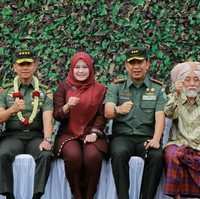 Menjabat sebagai bupati Pandeglang sejak tahun 2016, Irna Dimyati kerap tampil formal dengan hijab segi empat polos. Seperti saat menyambut kunjungan Kepala Staf Angkatan Darat Bapak Jenderal TNI Mulyono, ia memadukan baju kerja berwarna cokelat tua dengan hijab berwarna senada. Foto: Instagram/Irnadimyati