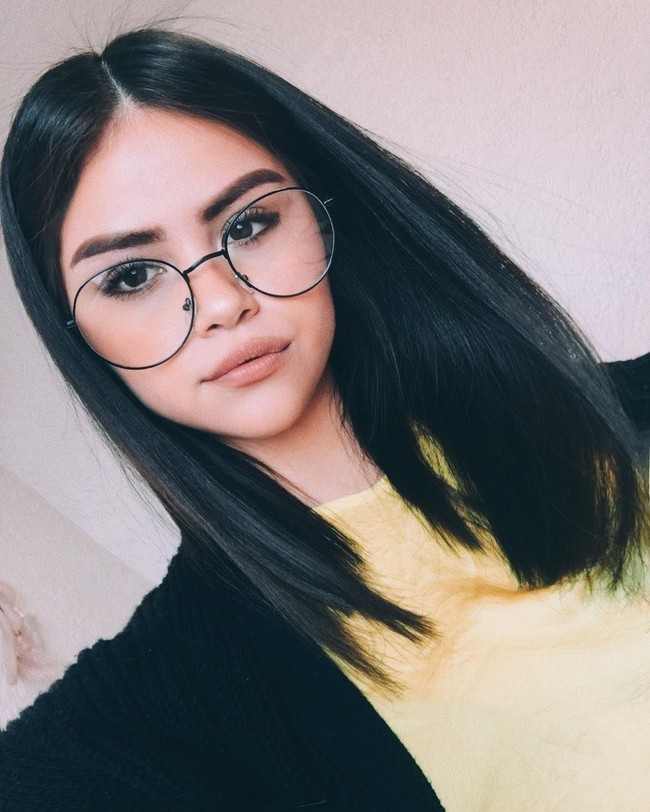 Sejujurnya, dari waktu ke waktu aku sudah terbiasa dengar orang bilang, Kamu mirip Selena Gomez, di manapun aku berada... Ini bukan sesuatu yang tidak aku suka, senang punya wajah mirip dengannya, tapi aku tidak mau lupa diri dengan menjadi seseorang yang bukan aku, tuturnya, seperti dikutip dari E!. Foto: Instagram sofiasolars