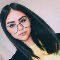 Sejujurnya, dari waktu ke waktu aku sudah terbiasa dengar orang bilang, Kamu mirip Selena Gomez, di manapun aku berada... Ini bukan sesuatu yang tidak aku suka, senang punya wajah mirip dengannya, tapi aku tidak mau lupa diri dengan menjadi seseorang yang bukan aku, tuturnya, seperti dikutip dari E!. Foto: Instagram sofiasolars