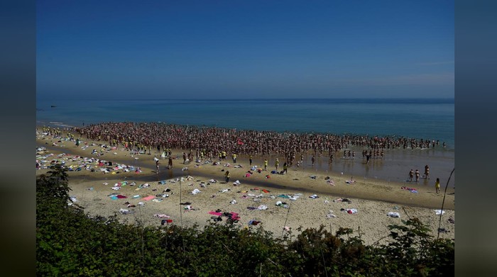 Galang Dana untuk Kanker Anak, Ribuan Wanita Berenang Telanjang
