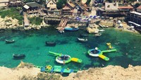 Di Popeye Village juga ada kota mainan Santa yang menyuguhkan berbagai atraksi unik dan menyenangkan. Wisatawan bisa naik perahu, bermain trampolin air, berjemur di dek kapal, bermain di pantai, dan mencicipi berbagai makanan sampai wine gratis untuk wisatawan dewasa. (bp2439/Instagram)