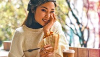 Begini nih pose Ayla saat menikmati secangkir kopi buatan Blue Bottle Coffee di Jepang. Cuaca dingin ia halau dengan memesan waffle hangat. Foto: Instagram ayladimitri