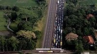 12 Tahun berlalu, macet di Tol Cikampek jelang Simpang Jomin tak berubah. Macet malah makin parah. Foto diambil pada 2014 (agung/detikcom)