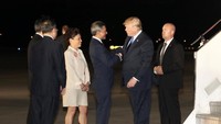 Kedatangan Trump disambut oleh Menteri Luar Negeri Singapura, Vivian Balakrishnan. Ministry of Communications and Information, Singapore/Handout via Reuters.
