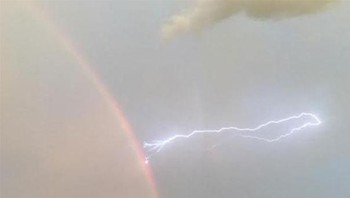 Dijepret lewat ponsel, sambaran petir dan pelangi. Foto: Istimewa