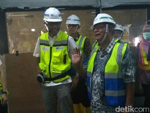 Mandi Keringat, Darmin Cek Terowongan MRT Jakarta
