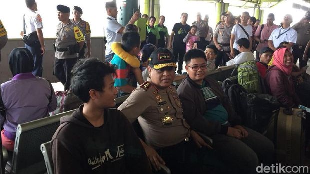 Wakapolri menjajal duduk bareng penumpang di Stasiun Gambir.