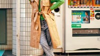 Di Jepang, Ayla tak melewatkan vending machine sebagai latar fotonya. Jadi kelihatan keren ya saat dipadukan dengan gaya Ayla yang fashionable? Foto: Instagram ayladimitri