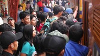 11 Tahun silam, pemandangan di atas lumrah, meski miris. Perlahan, kereta api berbenah sehingga mudik kini menjadi lebih nyaman dan manusiawi.