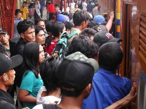 Masyarakat Diminta Tak Mudik, THR Dipakai untuk Apa Ya?