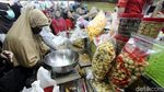 Jelang Lebaran, Toko Kue Kering Diserbu Pembeli