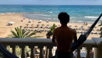 Sebelum ke Piala Dunia 2018, para pemain bintang sepakbola punya kesibukan masing-masing sebelum mendarat ke Rusia. Mohamed Salah, ujung tombak Mesir terlihat menikmati pantai di negaranya selama penyembuhan cedera bahu (mosalah/Instagram)