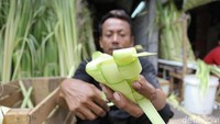 Meningkatnya penjualan ketupat diprediksi akan terus berlangsung hingga menjelang lebaran beberapa hari kedepan.