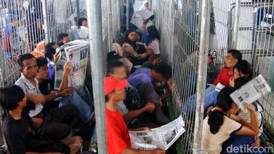 Begini Antrean Tiket di Stasiun Senen Pada Musim Mudik 2003