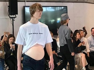 Aneh, Ada Model Pria Hamil di Catwalk London Fashion Week