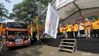 Mudik gratis Partai Hanura ini dilepas di halaman parkir gedung DPR RI, Komplek Parlemen, Senayan, Jakarta, Senin (11/6/2018).