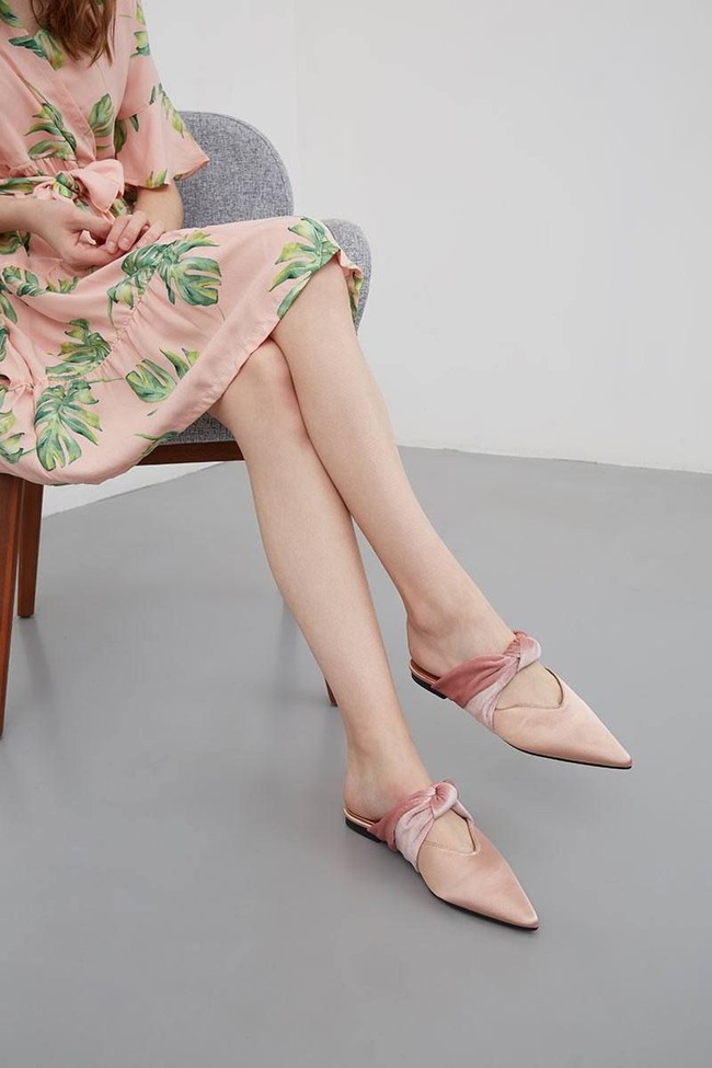 Sepatu yang praktis tapi cantik paling cocok diterapkan di hari Lebaran. Selop Pink Agashi Cobie dari brand Berrybenka Label ini pun bisa dipertimbangkan. Item seharga Rp 279 ribuan itu hadir dengan warna pink dan detail yang manis. Foto: Berrybenka